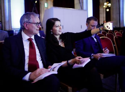 Am 6. Dezember 2017 fand der Innovation in Politics Awards 2017 im Rathaus statt. Im Bild Sozialminister Alois St&ouml;ger (l.) mit Staatssekret&auml;rin Muna Duzdar (r.).